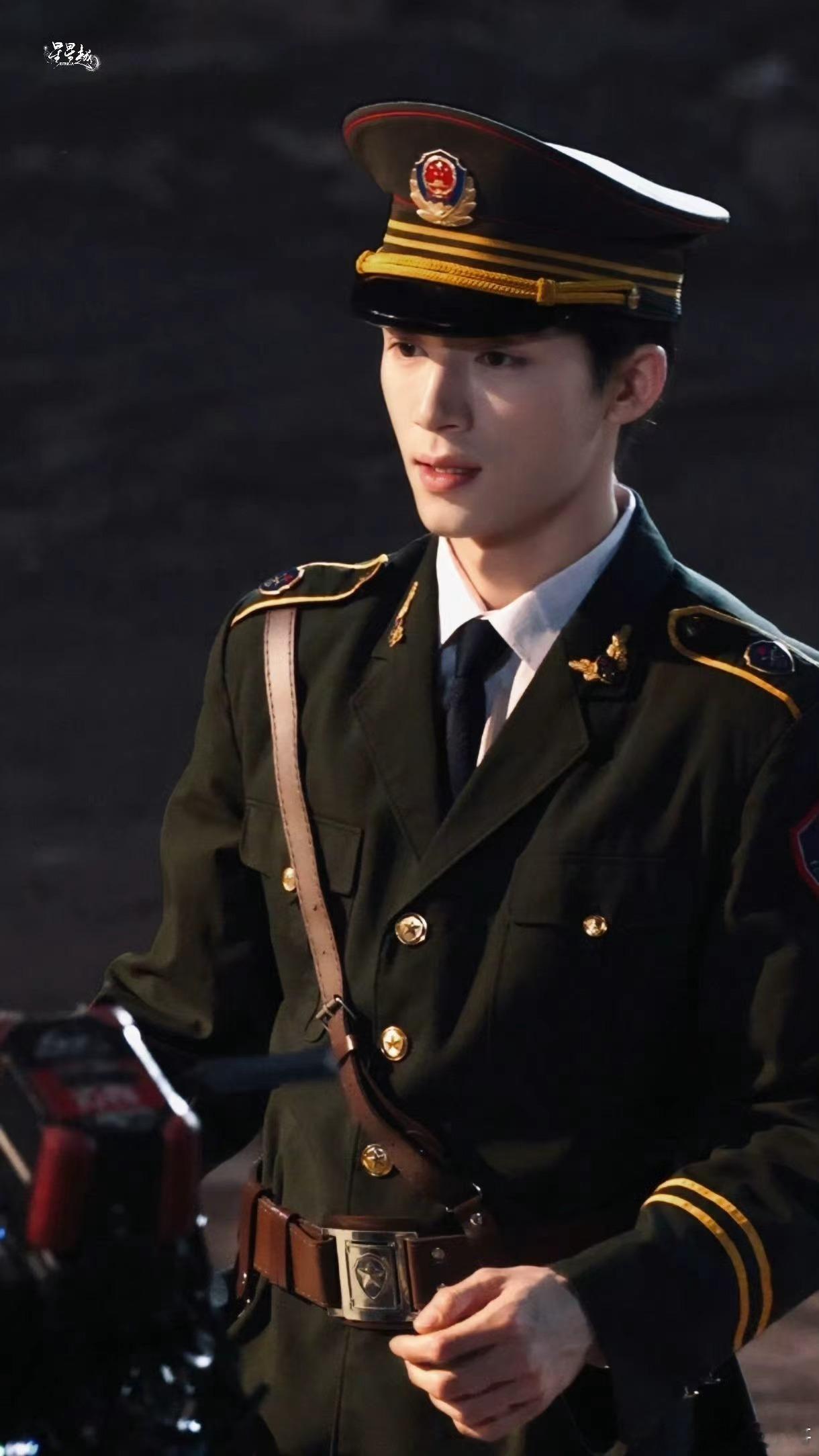 王星越首演现实题材古装剧里的温润公子彻底“变身”！为《网剧暴虎》剃寸头穿工装，粗