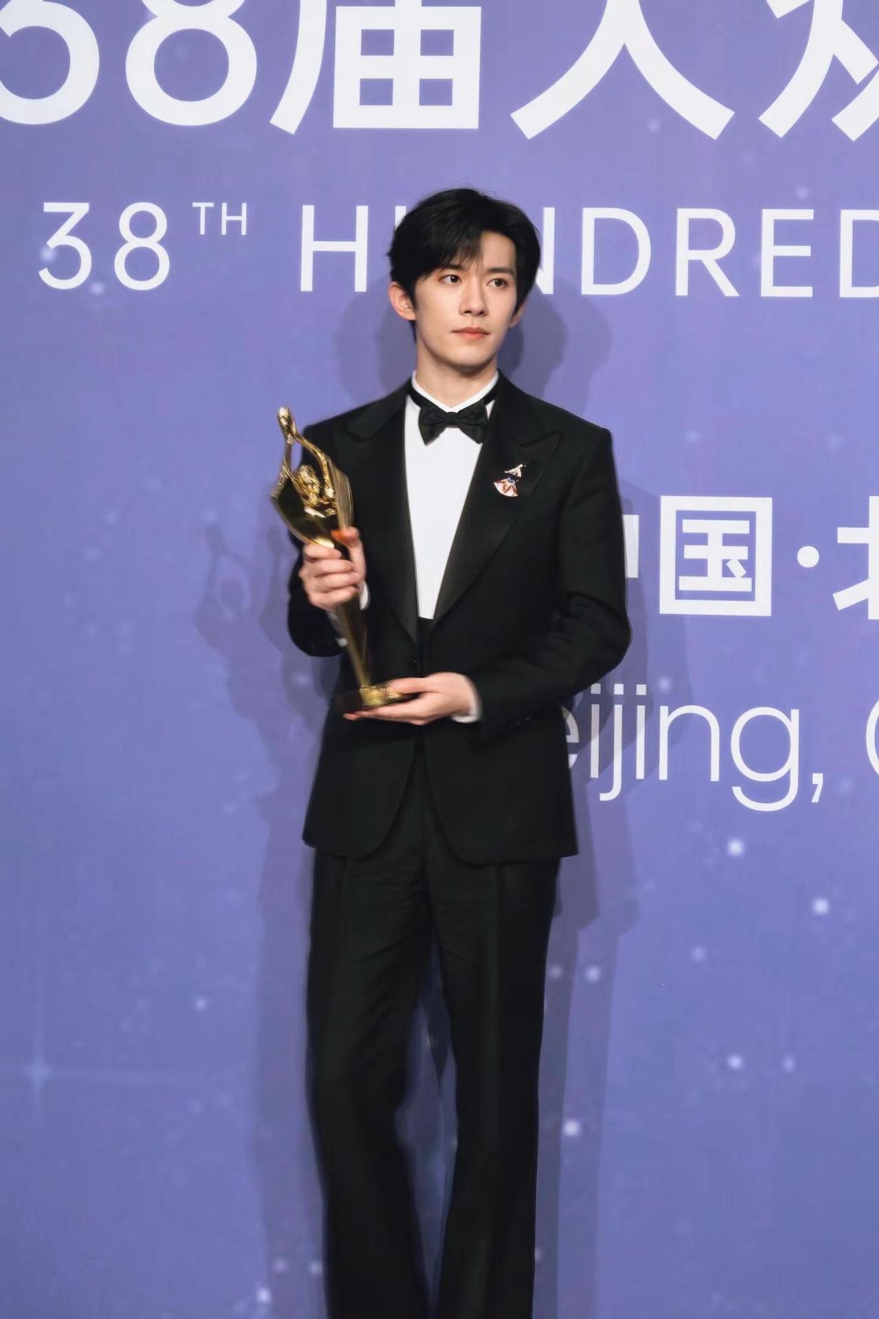 争气玺，喜欢他是我的荣幸。易烊千玺获最佳男主角奖 百花奖最佳男主角 最佳男演员奖