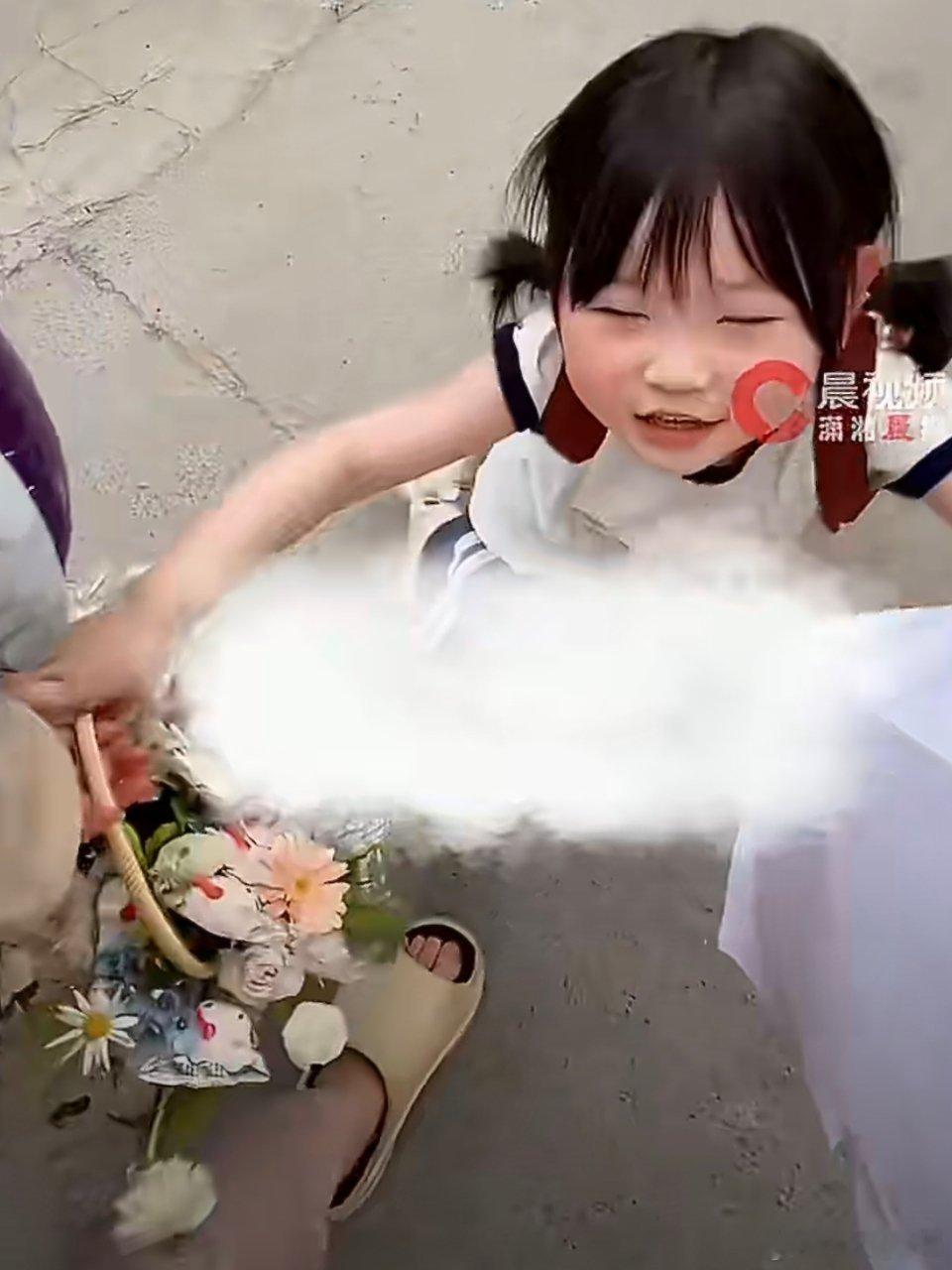 瑶一瑶跪下感谢妈妈怎么每一次给这小孩的热搜标题都这么雷霆人家玩梗咋了在家人面前不