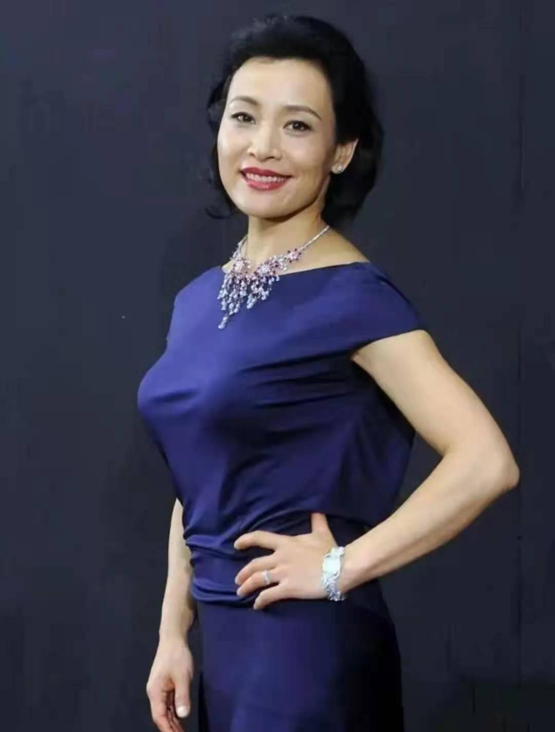 女演员，陈冲，疫情期间，接受记者采访，记者问她，你担心吗。陈冲说，不担心，它总要
