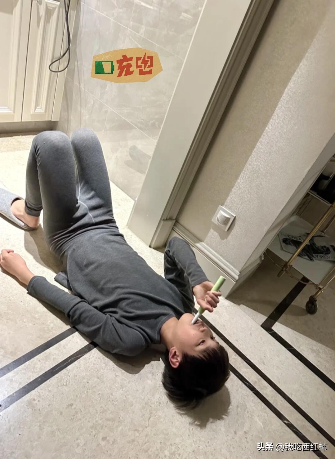 儿子抑郁一年后，我们终于通透了
那个冬天，我蹲在儿子反锁的房门外，听着里面压抑的