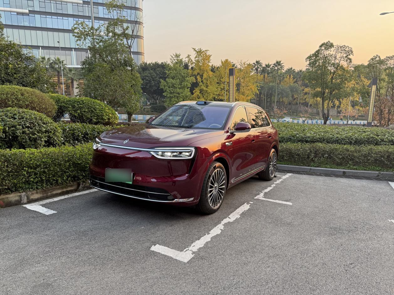 全新问界M7这个副驾娱乐屏挺好用，看影视剧的时候还能连蓝牙耳机，虽然尺寸不大，但