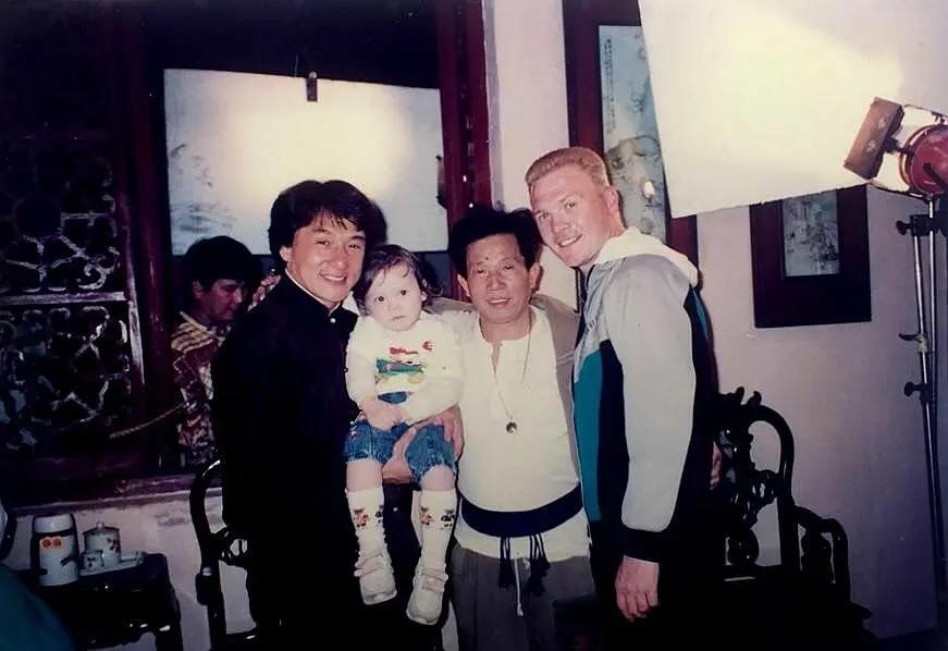 1993年，港片《醉拳2》拍摄现场，主演成龙、导演刘家良和带女儿前来探班的英籍动