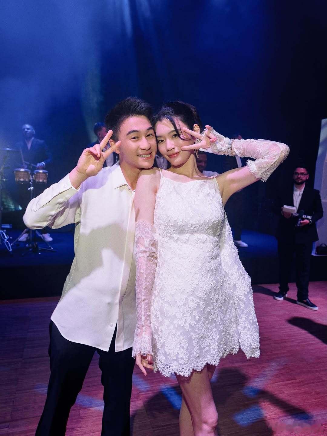 奚梦瑶更新婚礼晚宴照刷到奚梦瑶婚礼库存直接心动！黑白纪实婚纱照质感绝了，石阶拥吻