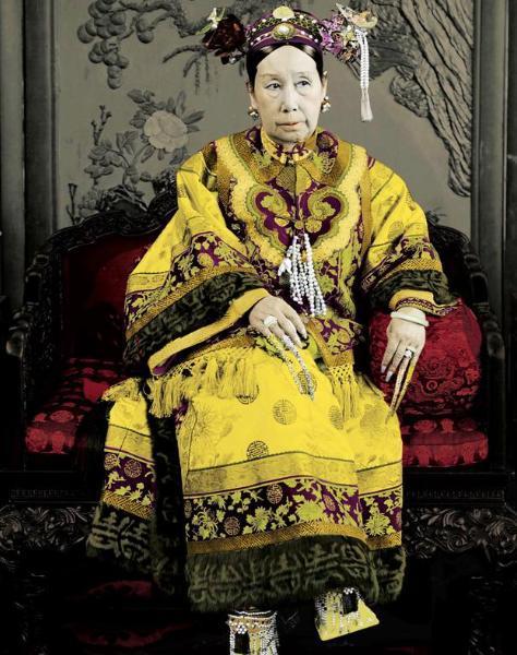 1900年，慈禧西逃时，梳妆台里的两枚核桃不慎落入河中。谁知慈禧太后竟因此大怒，