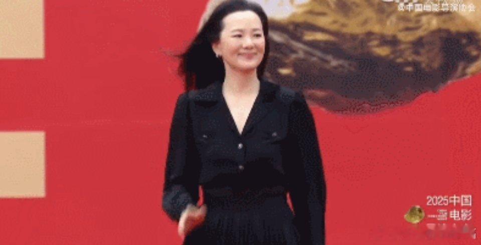 咏梅获导协年度女演员咏梅老师戏里戏外差别真的不是很大诶大概这就是一种属于岁月沉淀