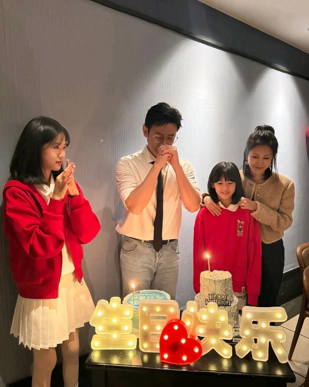 陆毅一家四口庆祝生日照曝光
一家人在一起，庆祝生日
画面多么的美好，多么的幸福
