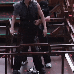 王力宏演唱会摔倒细节曝光，工作人员将其腰上系着的宽束带解下后直接放在脚边，事故责