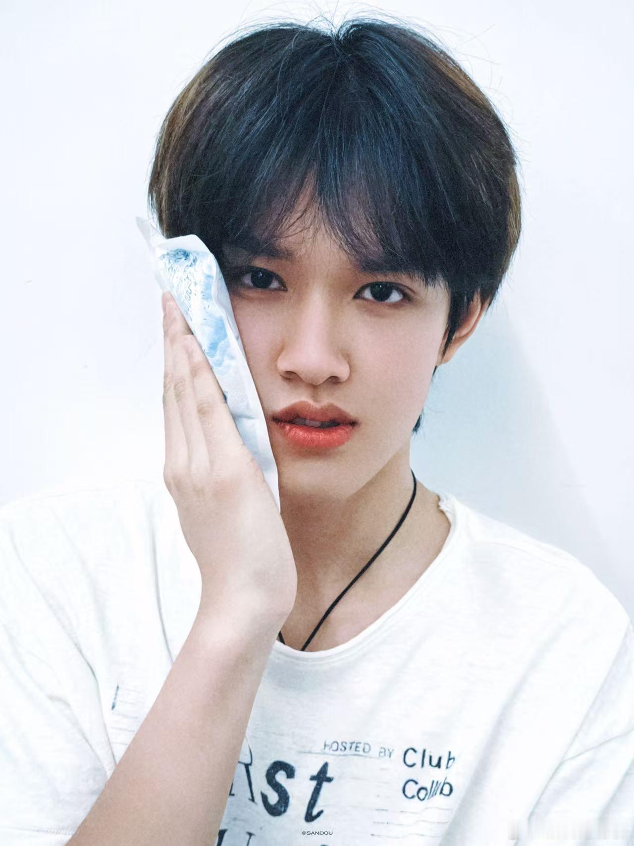 张极拔智齿了 拔完智齿的张极简直萌翻了，一点点小肿让他看起来更无辜了，萌猪这个称