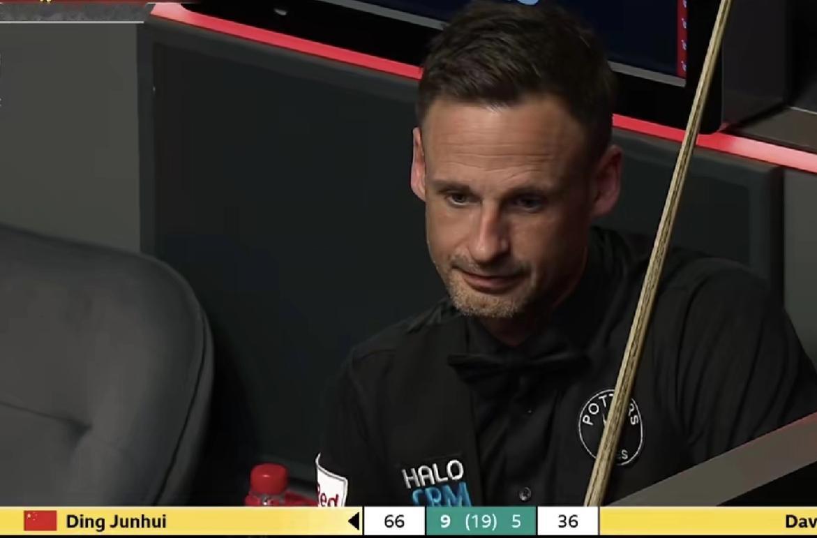 大卫·吉尔伯特的表情非常落寞。
仿佛生无可恋。
此时，是丁俊晖的赛点局，9：5领