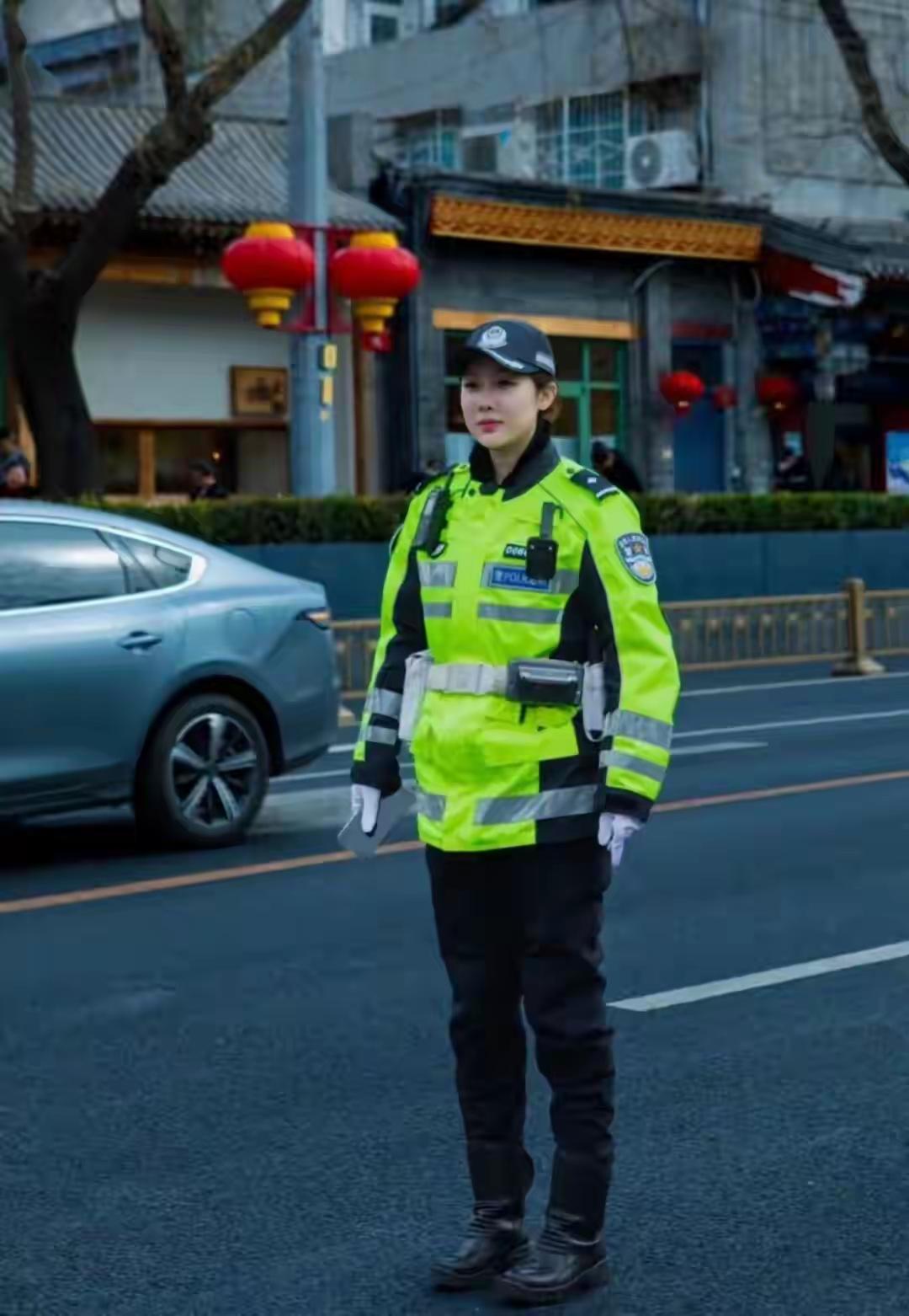 长着一张明星脸会怎么样？
26岁的女警撞脸演员杨紫。
这女生叫做张钰，并且还是北