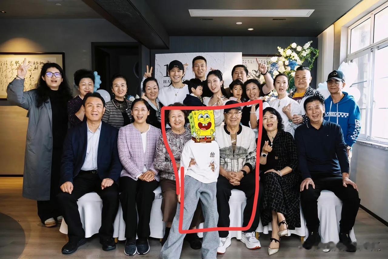 这张图片我第一眼
看到的不是黄晓明
也不是小海绵，而是黄晓明的父母。
黄晓明带父