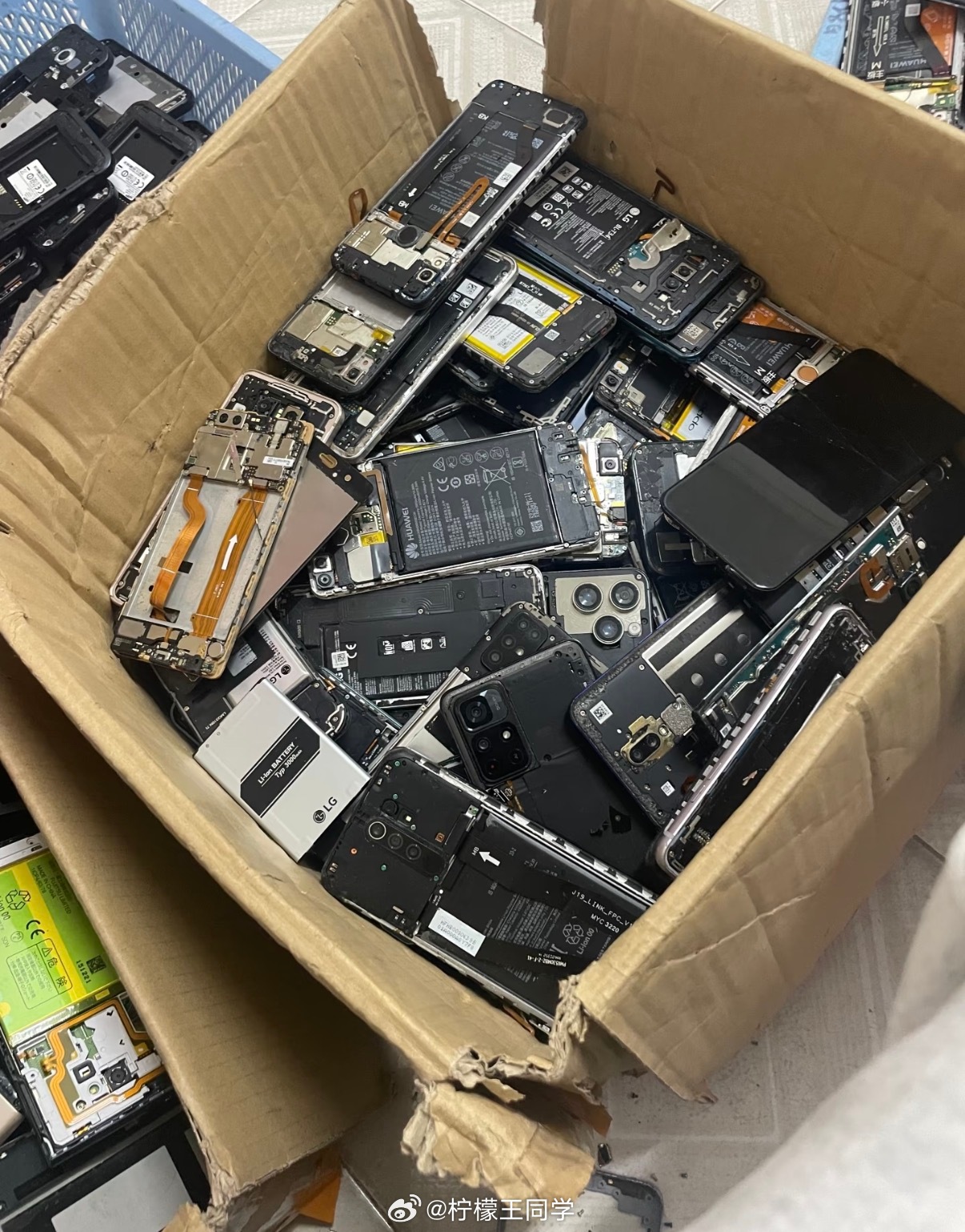 旧手机回收价暴涨五六倍现在应该没人拿着旧手机去换盆了，就连街上吆喝的都变少了很多