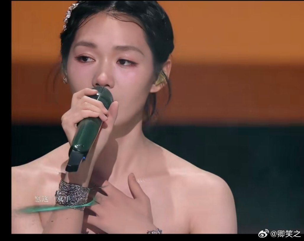段奥娟演唱凡人 段奥娟阅文IP舞台唱《凡人》，段奥娟今天整体的发型造型也好漂亮，