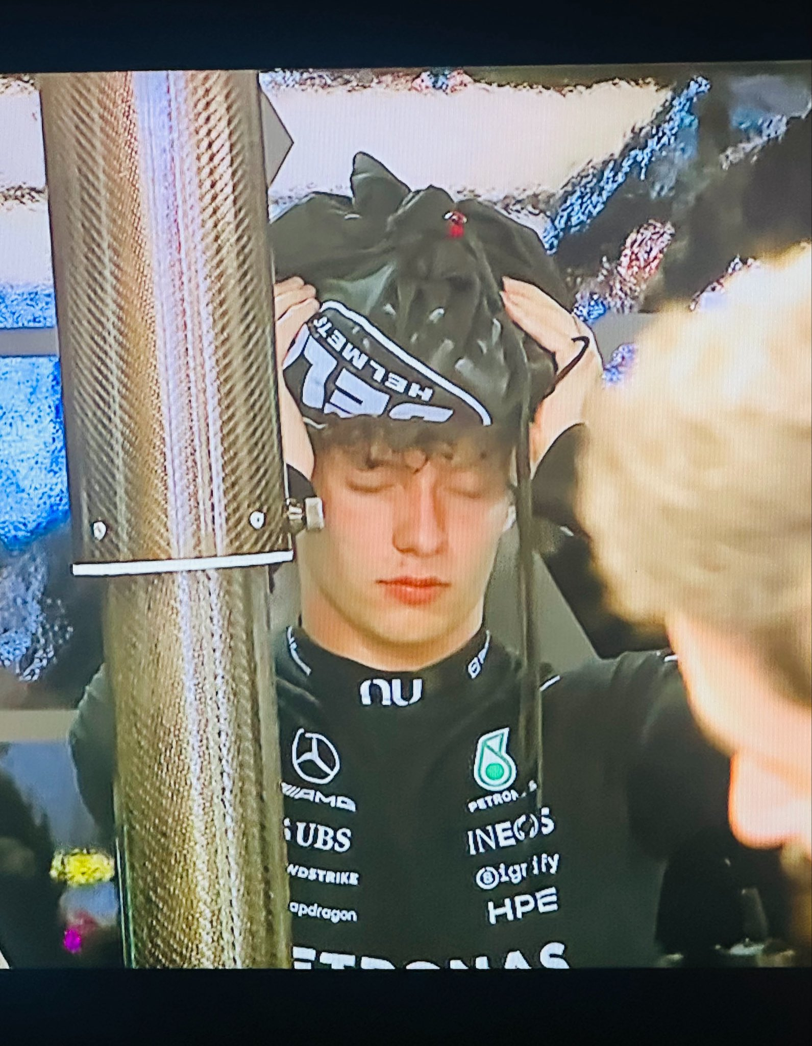 f1 排位赛开始前，安东内利用冰块给自己“物理降温”🧊，帮助自己保持专注和冷静