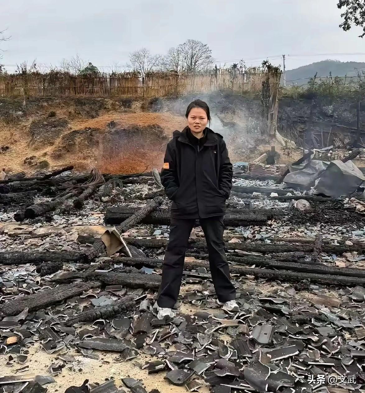 湖南怀化，张女士接到村里电话，父母住了几十年的木屋正被大火吞噬。等她赶到现场，老