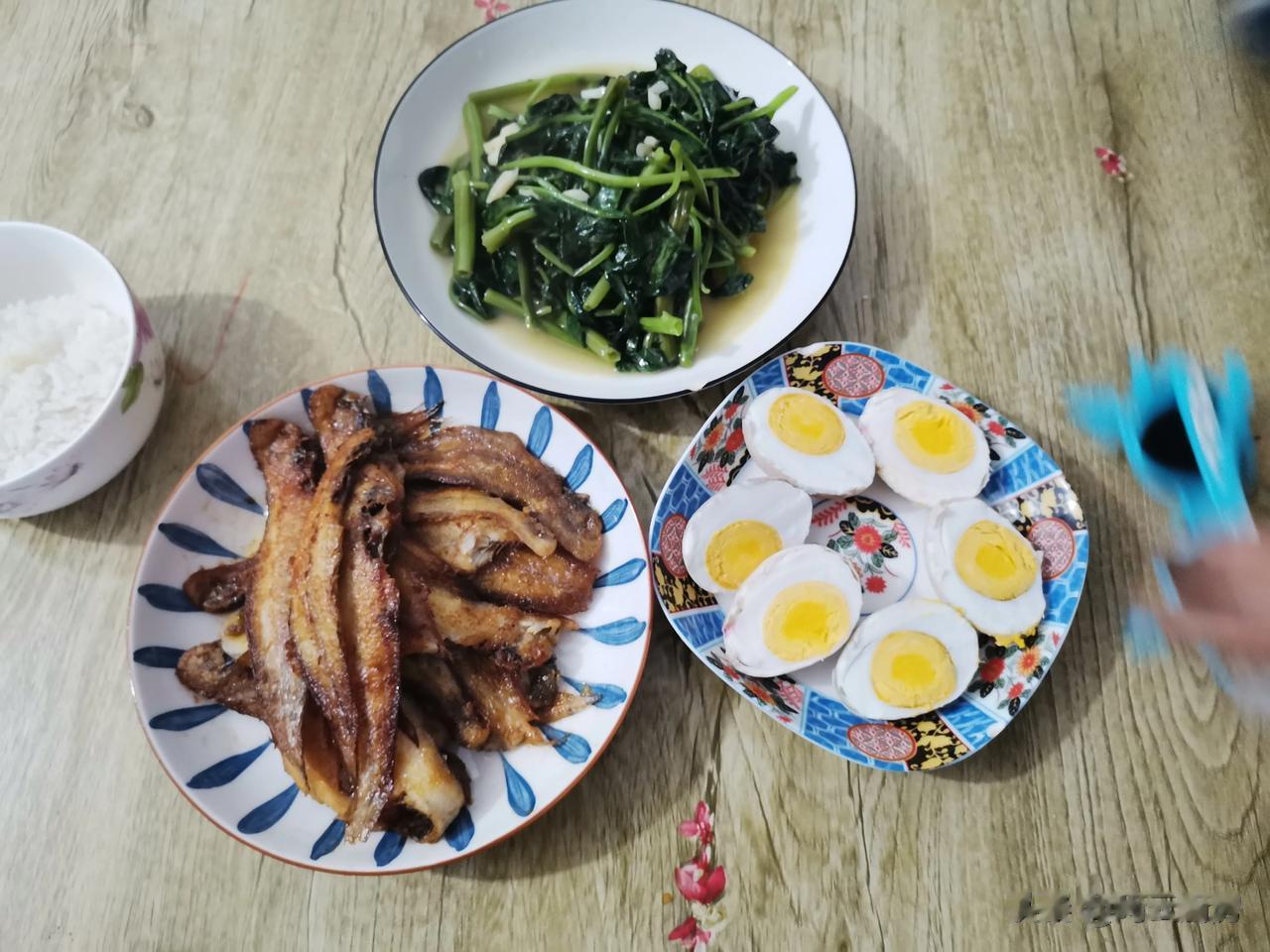 小时候家里穷，六岁的时候就开始烧火做饭了，有了自己家庭后，每天最愿意的事情就是给