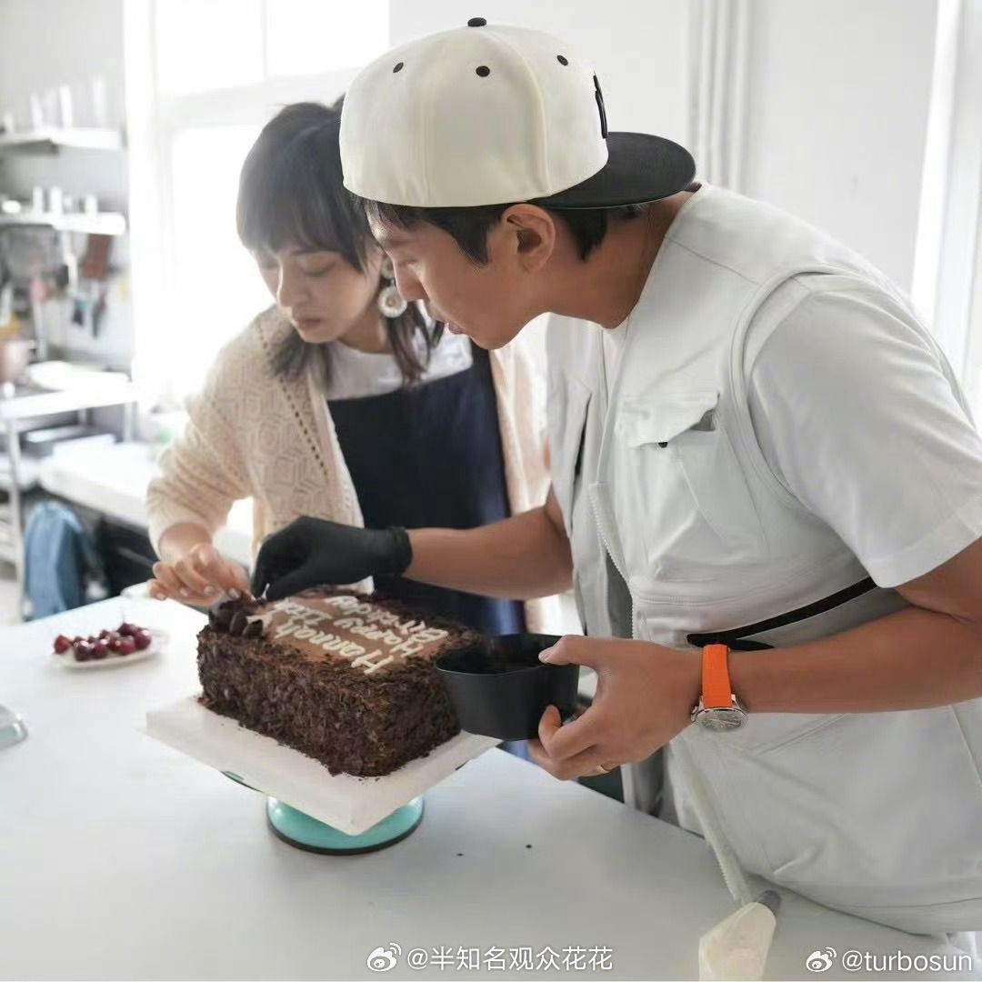 邓超孙俪亲手做蛋糕为小花妹妹庆生啦邓超孙俪做蛋糕为小花庆生邓超孙俪给小花做庆生蛋