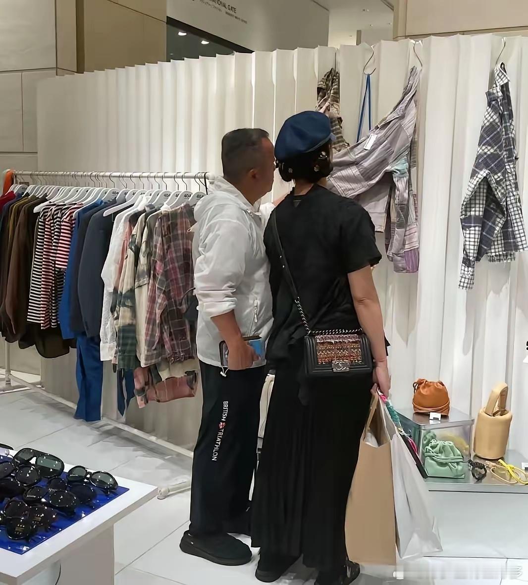 有钱真好！72岁曾志伟身边的女伴那么漂亮，看着超有气质……他们在日本逛街，看到喜