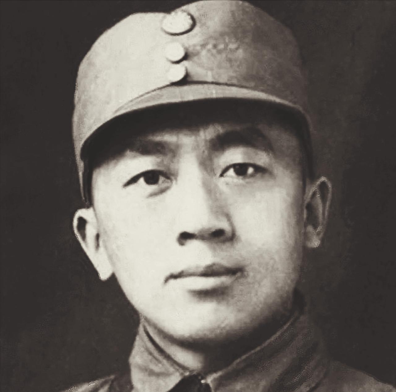 1944年，潜伏在日寇“心脏”的地下党施亚夫刚回到家。

妻子潘宜娟就把耳朵贴在