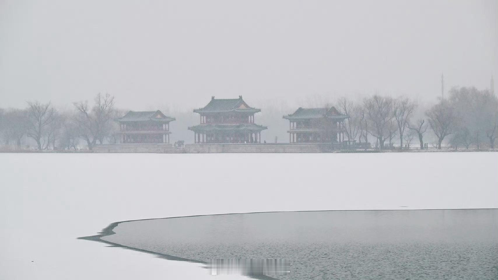 北京暴雪北京的朋友们还好吗？！后天飞北京出差，已经不知道穿啥了听说杭州明天也有可