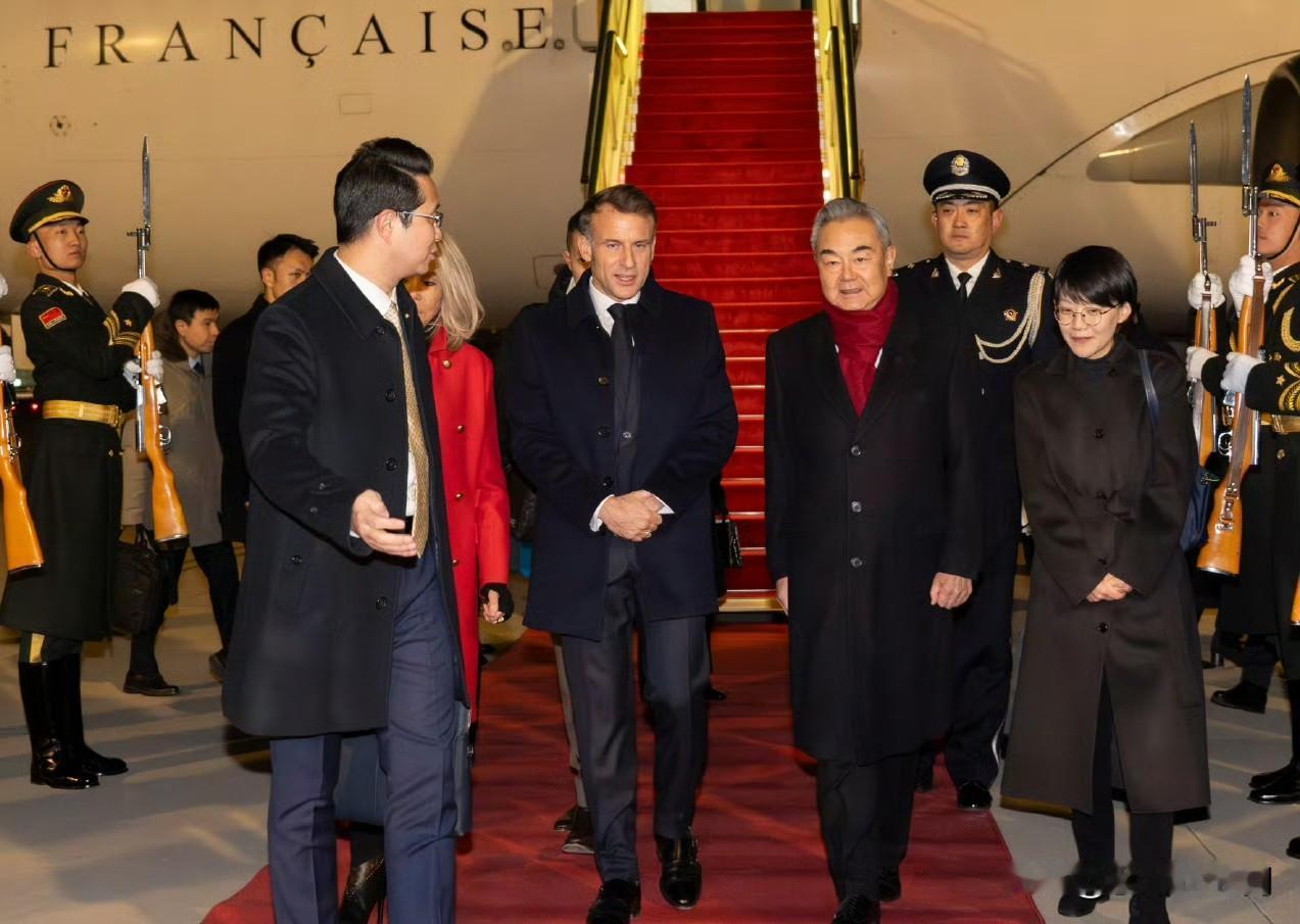 马克龙访华。
法媒称，马克龙希望中方能帮忙促使俄罗斯停火止战，至少能让俄方在冬天