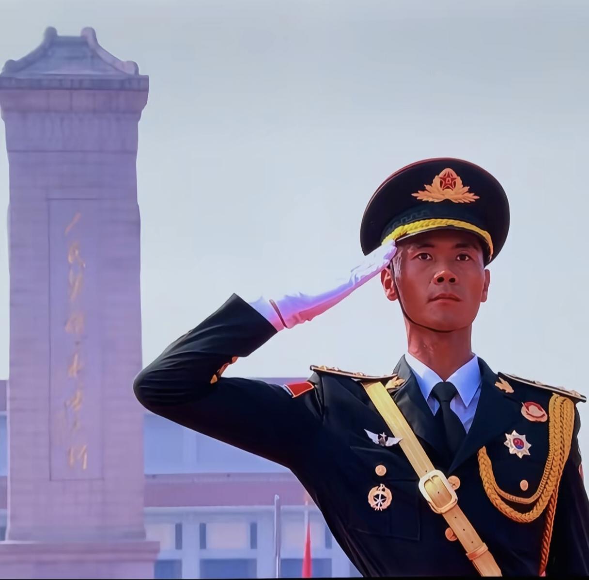 93阅兵升旗手张威，
这个人完全不经扒，
因为你一扒就会发现，他真的
越扒越让人