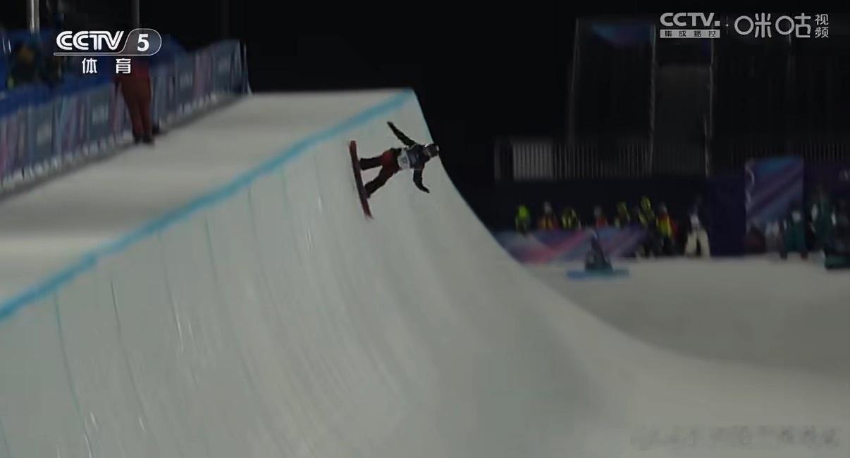 中国四选手出战女子U型场地U型雪道上的每一次腾空，都是热爱的具象化。今日，蔡雪桐