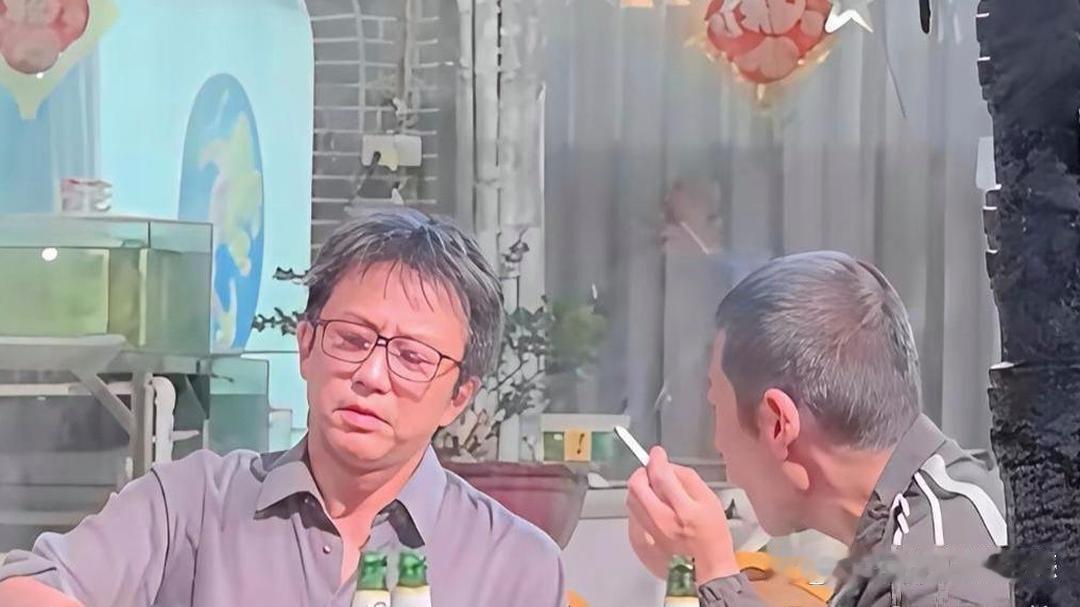 逛街时碰到46岁的邓超跟朋友吃饭，这状态才是中年男人该有的样儿！
逛街时碰到46