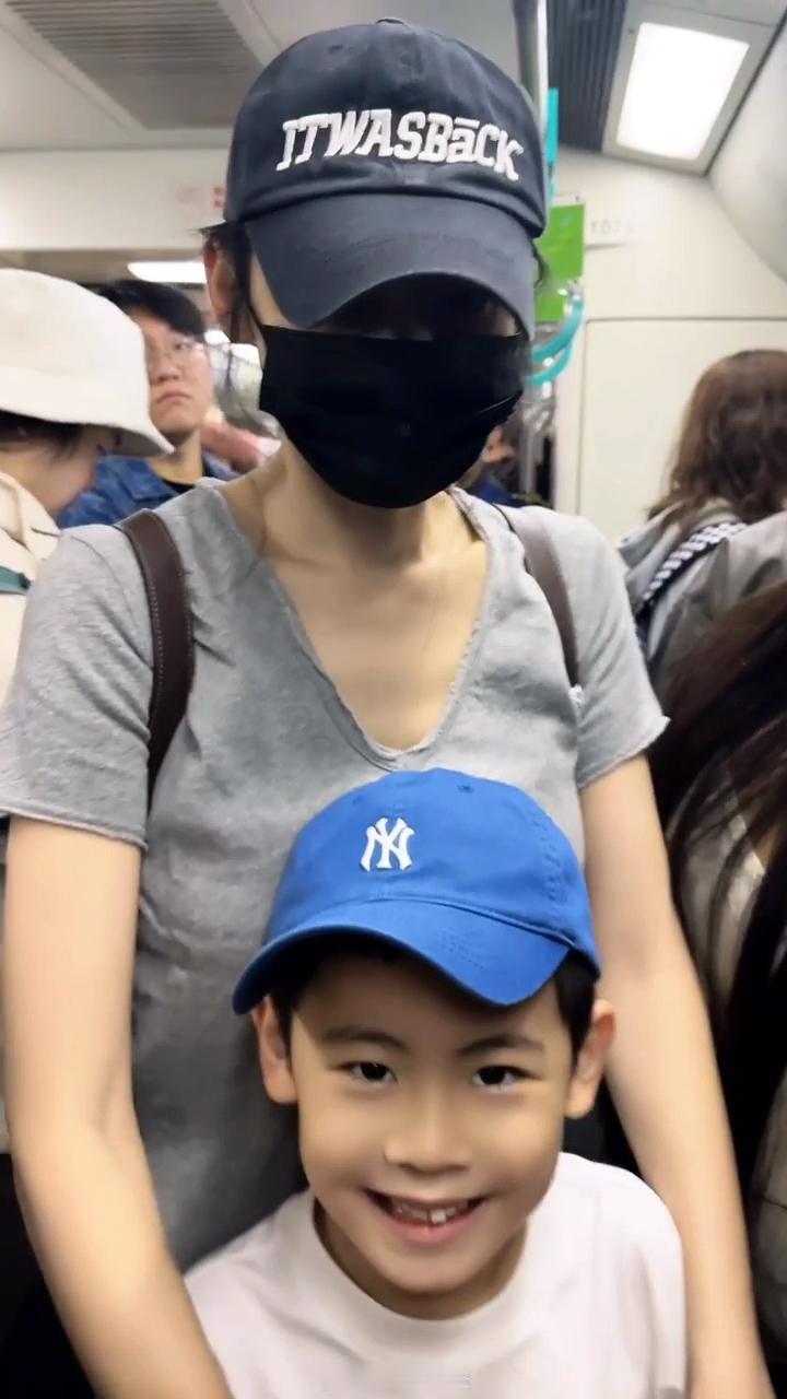 秋瓷炫带儿子坐地铁  秋瓷炫带儿子第一次在中国坐地铁 