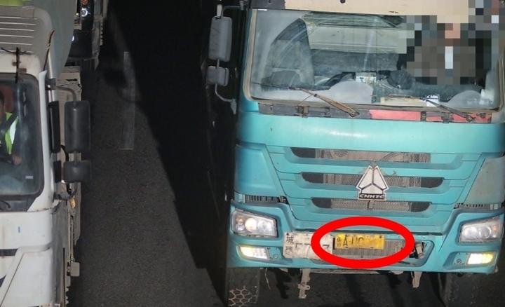 无视禁行、遮挡号牌，一渣土车多项违法被查！3月31日晚，济南市公安局交通管理支队