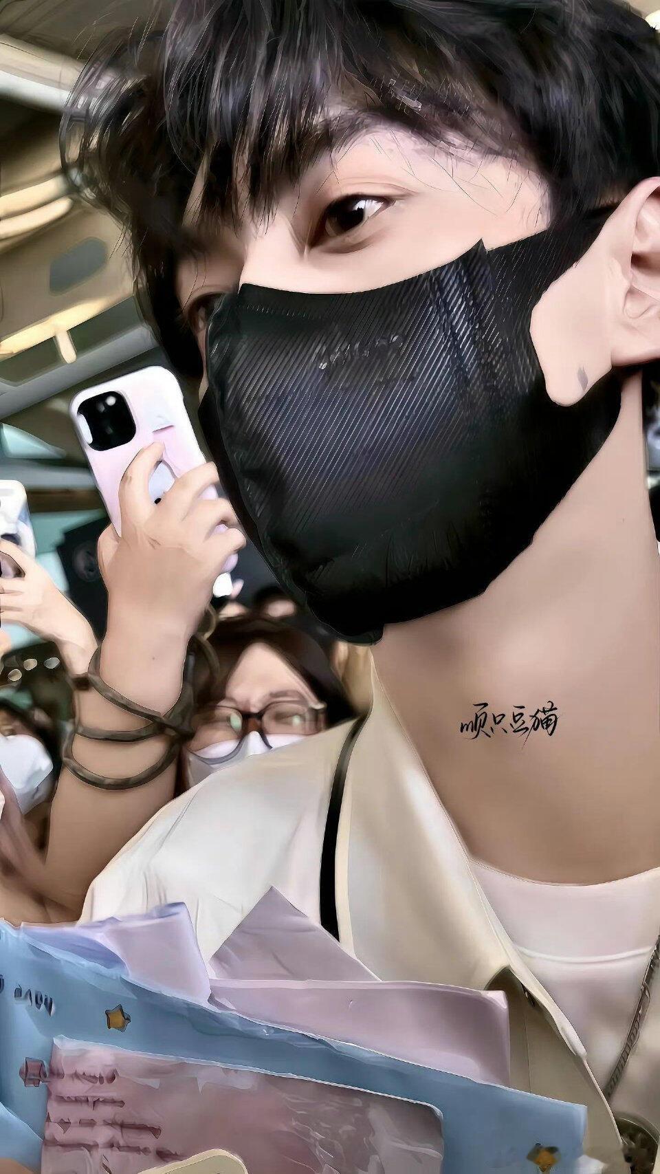 田栩宁最神的就是这两次机场👇第一次以为自己被很多人爱着第二次以为什么都是假的 