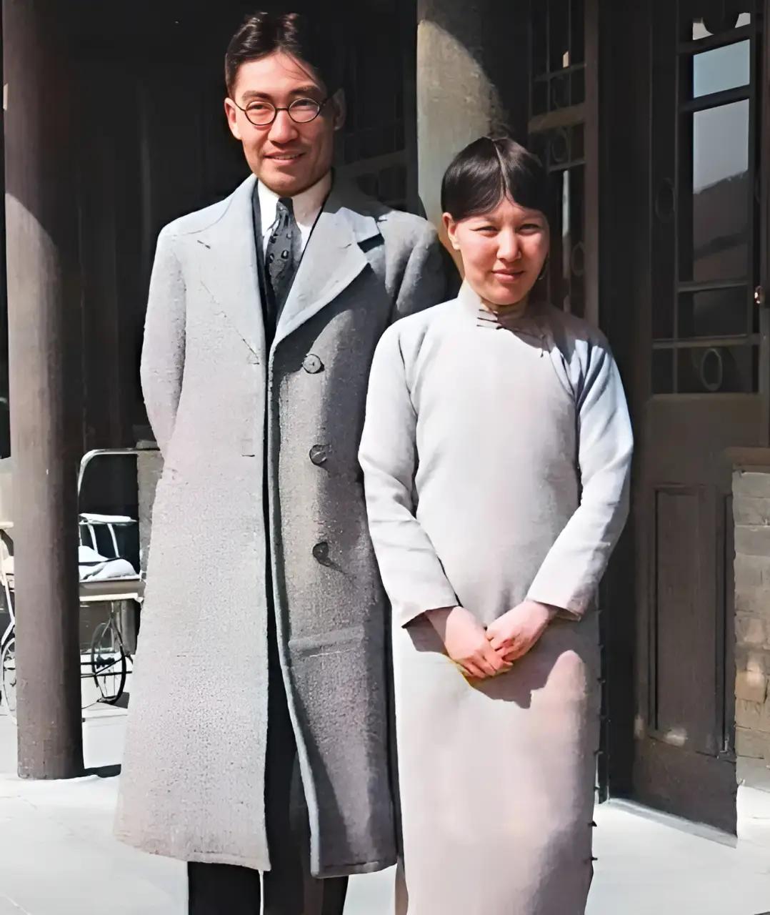冰心与吴文藻婚后不久，书房的书桌上多了一个相框，里头端正地放着冰心的照片。
一日