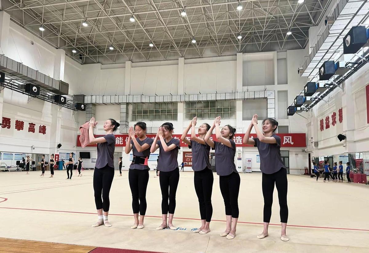 艺术体操第一次进全运会，西安队把练到凌晨的汗水，跳成了全场的呼吸。
不是比谁跳