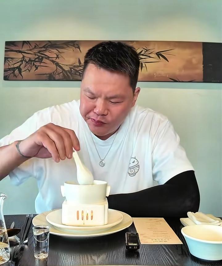 2026年夏天，朱芳雨正式卸任广东宏远总经理，转型为球队荣誉顾问，告别高强度俱乐