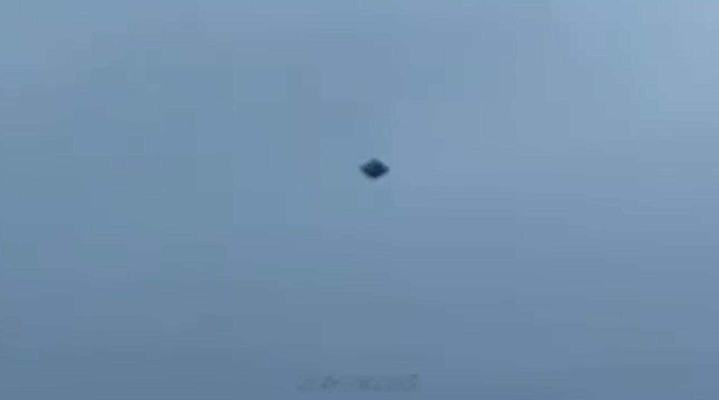 UFO高速飞过墨西哥城上空每次一出来 UFO 视频，画质立马就退回到 20 年前