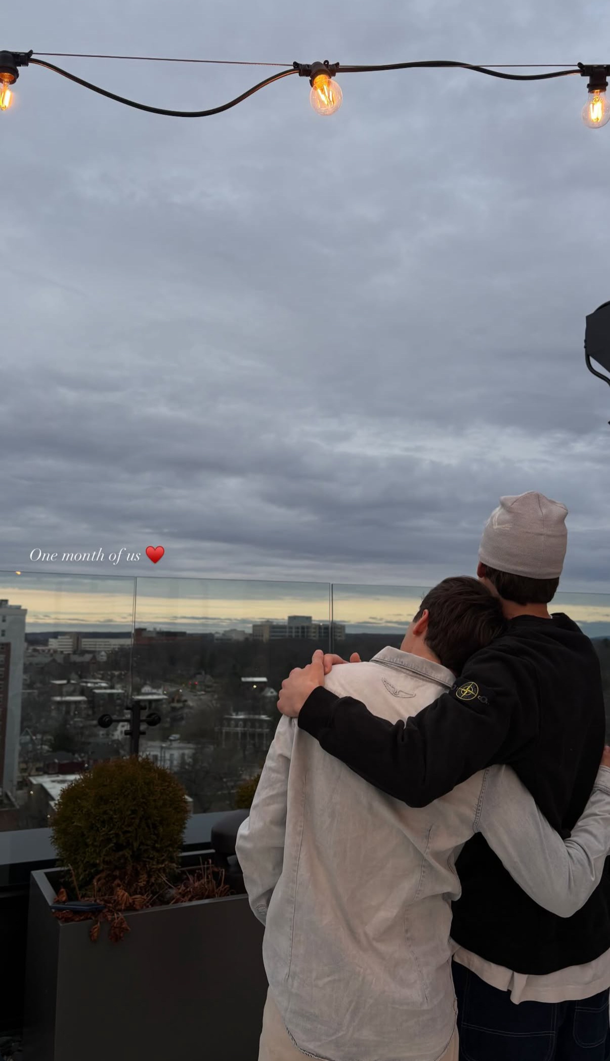 《怪奇物语》“Will”演员诺亚·施纳普首度公开恋情，庆祝与男友交往一个月。 