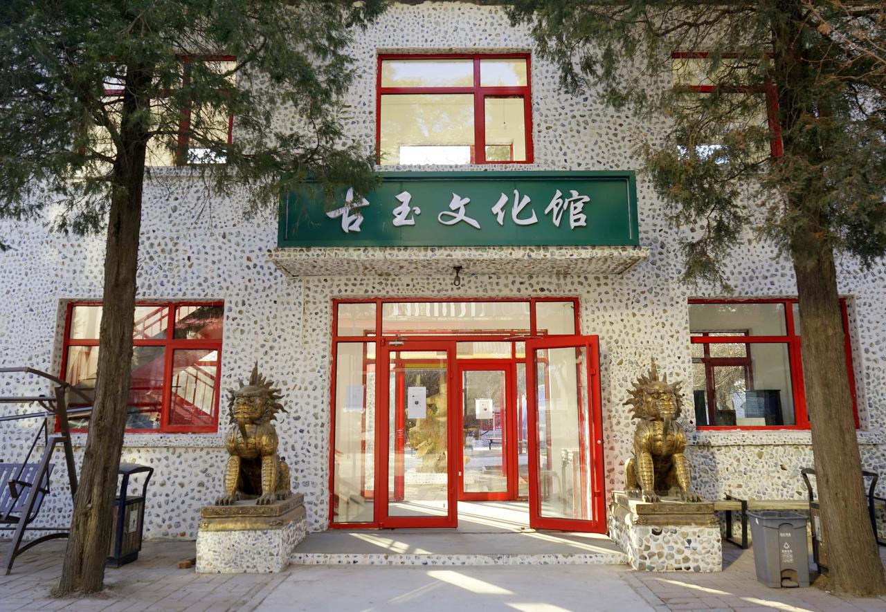 提起瓷房子，别只想到天津。北京房山区东方1956文创园内的阅览阁博物馆，是一座用
