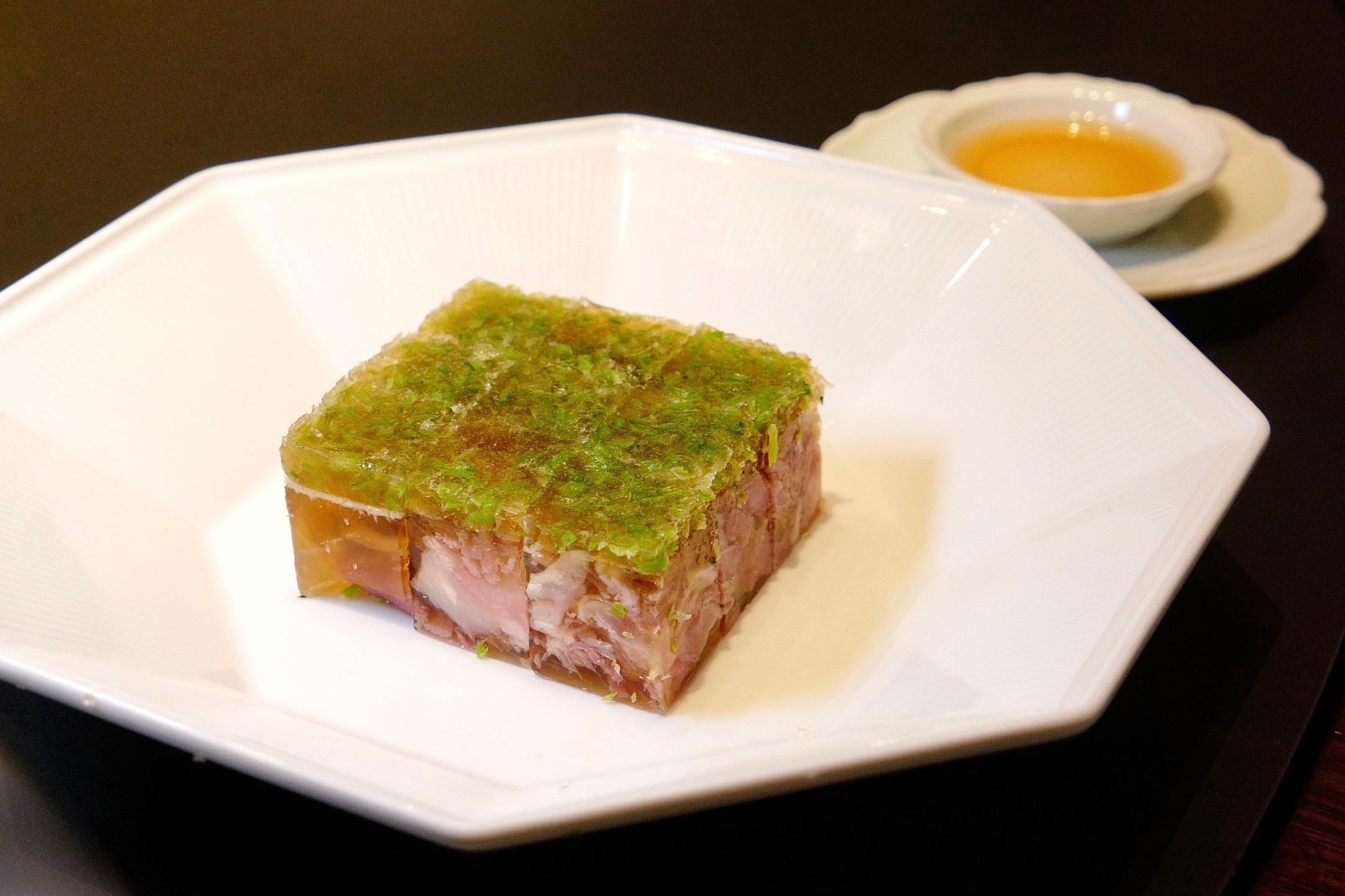 立冬日，嫣花叁玥，贴膘吃饺子。猪头肉、软兜、腊味糍粑、凤尾虾，汤包、小笼、蒸饺、