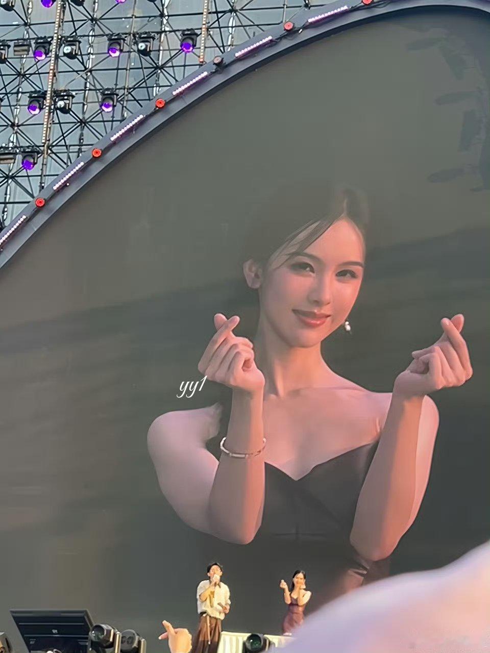 被陈都灵可爱四连拍击中[期待][期待][期待]还是那个温柔可爱的嘟嘟啊 好萌哦哦