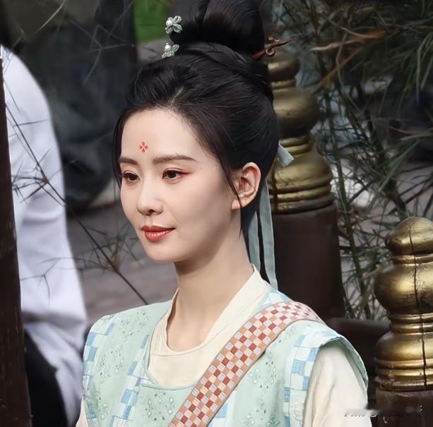 刘诗诗《掌心》生图暴露真颜值！
都说37岁刘诗诗状态绝佳，演少女毫无违和感，可《