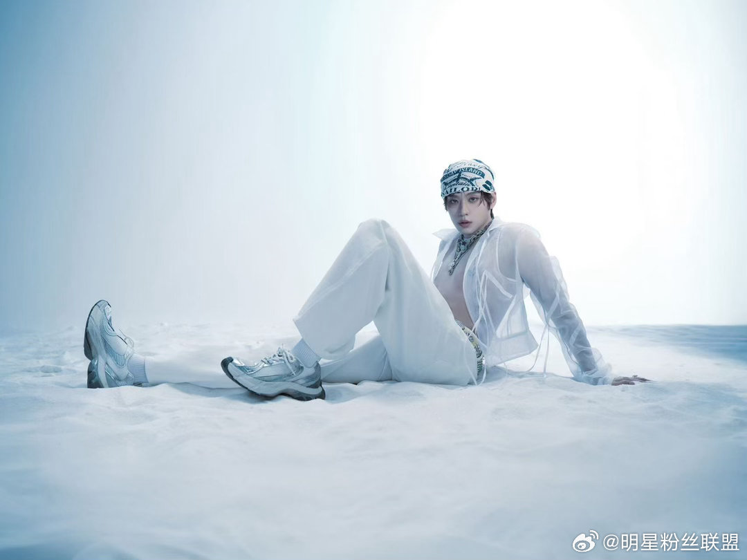 余景天发福利又不提前说 猝不及防的惊喜！余景天出发图氛围感绝了，独特未来风超吸睛