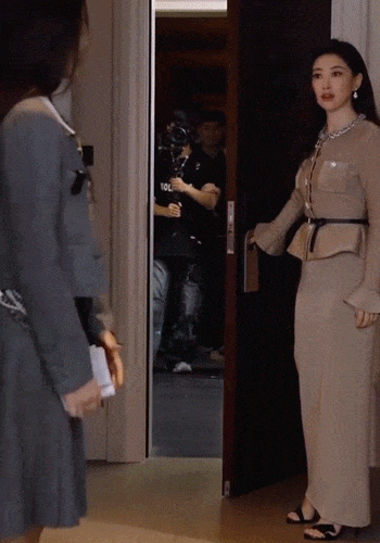 《心动的信号》女嘉宾翁青雅跨界主持采访朱珠，结果成了“社交灾难现场”。她迟到不说