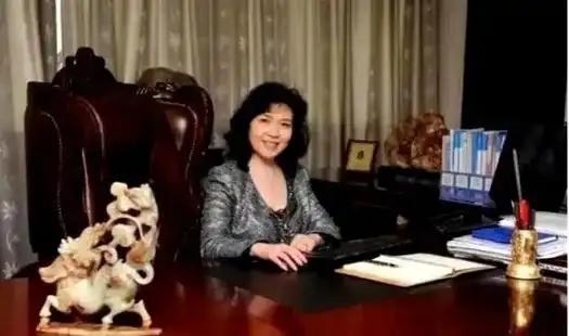 大快人心！长春长生”假疫苗”案二审落槌，原董事长高俊芳数罪并罚，直接无期徒刑。生