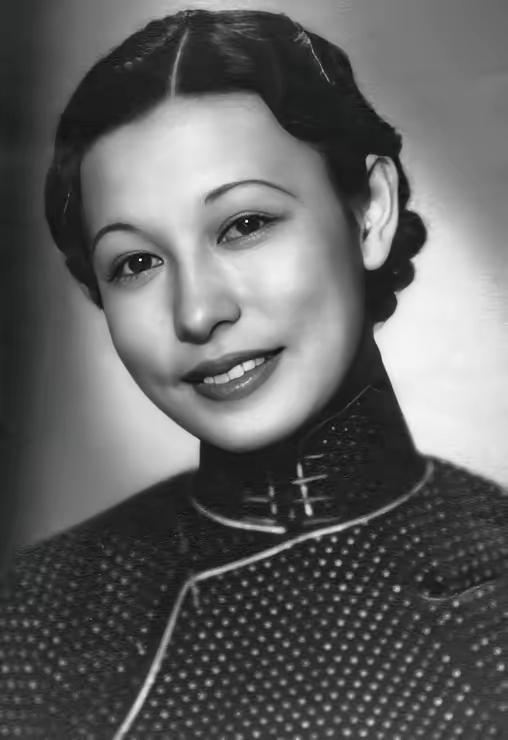 1943年，郭婉莹难产住院，生死关头，丈夫出轨了寡妇。谁料，出院后的郭婉莹穿上旗