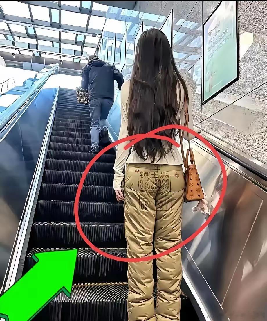 商场电梯上看到，这是什么新款服饰么？ 