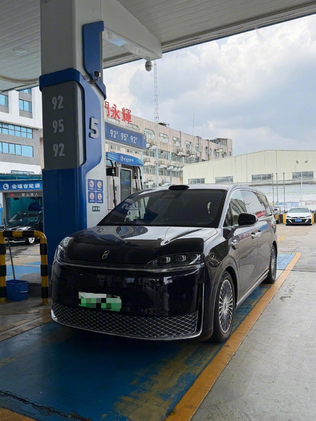 给智界V9加的第一次油⛽️200块92油，续航多了350公里，不挑油品真好，跑一