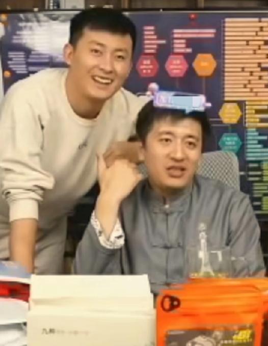 张雪峰老师离开15天武亮开播了！
这个被张老师说成“要替自己养老送终的男人”，面