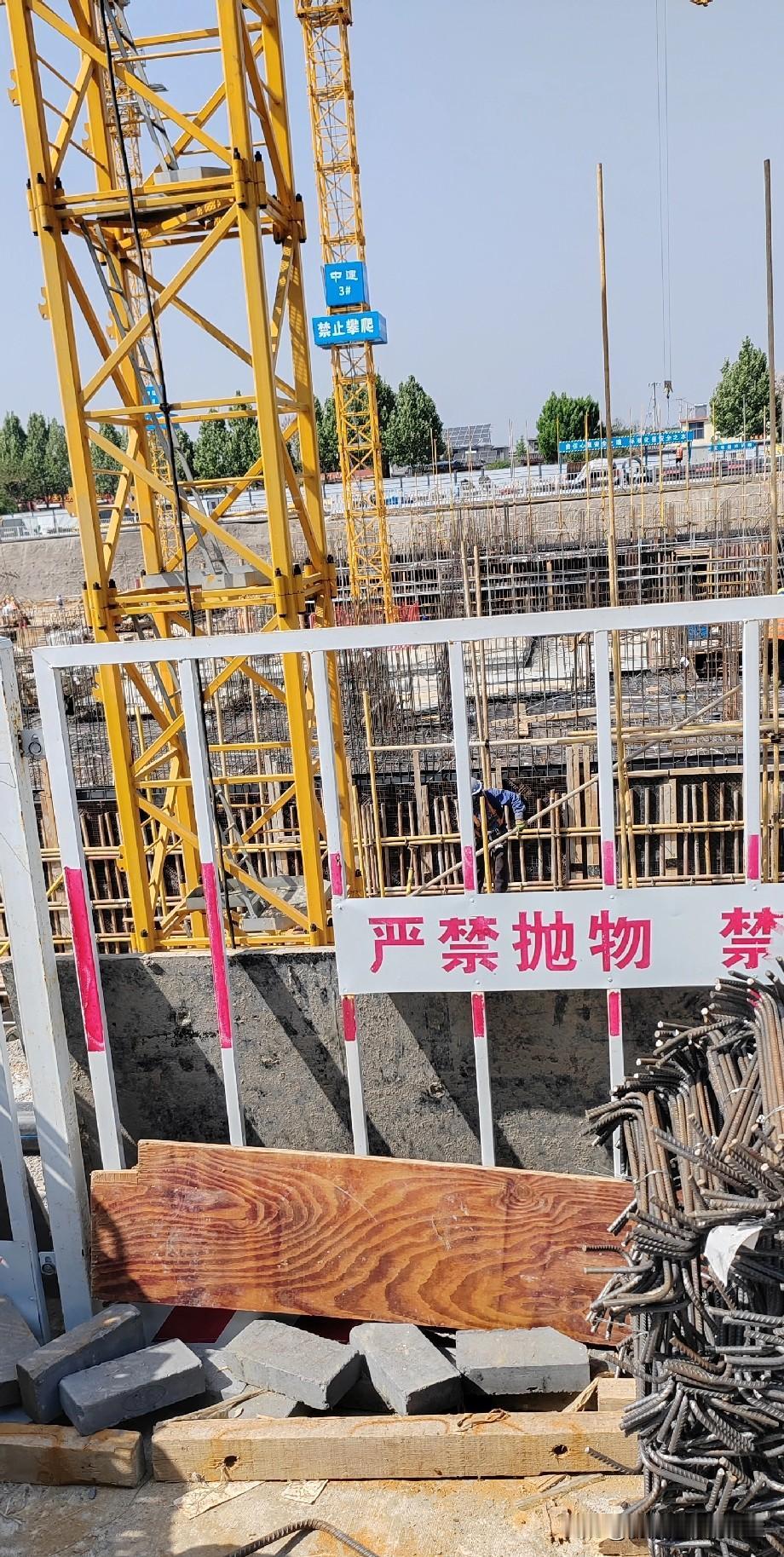 干活能力一般的工友，谁都不愿意跟他搭档共事。


本身不懂干活技巧也就罢了，人还