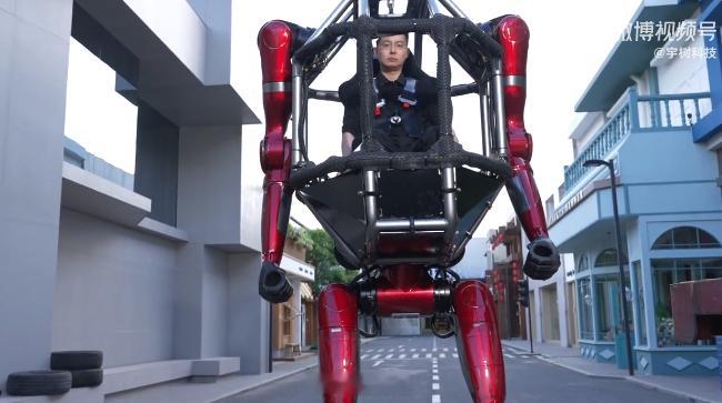 390万元起！宇树把《环太平洋》搬进现实了🤖    全球首款量产版载人变形机甲